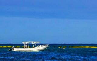 barcos iates navio catamarã cais de praia playa del carmen México. foto