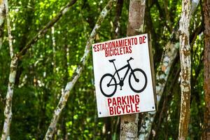 coba quintana roo México 2023 renda uma bicicleta placa seta em formação borda direção dentro coba ruínas. foto