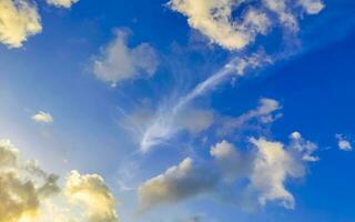 céu azul com chemtrails químicos nuvens cumulus ondas escalares céu. foto