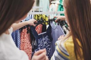 fazendo compras com bestie. duas mulheres fazendo compras em uma loja de varejo. vista de perto foto