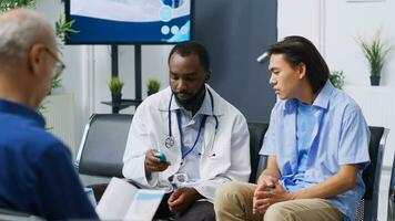 médico levando paciente insulina nível teste usando médico glicosímetro durante checar Visita consulta dentro hospital recepção. ásia homem fazendo diabetes exame, remédio serviço e conceito foto