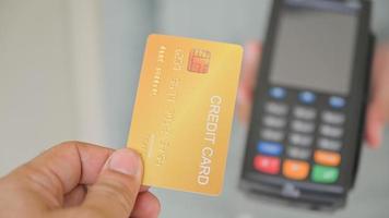 close-up de clientes pagando com cartão de crédito via edc. foto