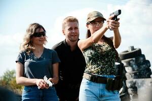 meninas aprender para tiro uma pistola às uma tiroteio alcance com a instrutor foto