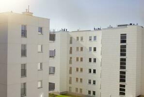 contemporâneo residencial construção exterior dentro a luz do dia. moderno apartamento edifícios. foto