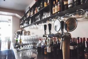 pronto para beber cerveja em boteco em boteco tradicional de madeira foto