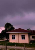 uma casa com Sombrio céu fundo foto