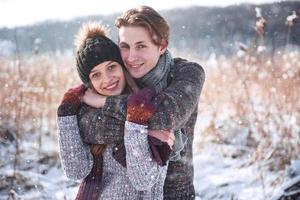 Natal feliz casal apaixonado abraço na floresta fria de inverno com neve, cópia espaço, celebração da festa de ano novo, feriado e férias, viagens, amor e relações foto