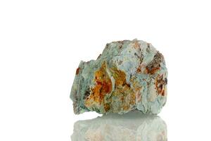 macro mineral pedra cuprum em uma branco fundo foto