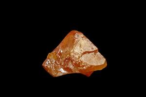 macro mineral pedra Scheelite em uma Preto fundo foto