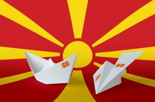 Macedônia bandeira retratado em papel origami avião e barco. feito à mão artes conceito foto