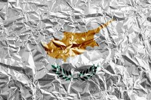 Chipre bandeira retratado dentro pintura cores em brilhante amassado alumínio frustrar fechar-se. texturizado bandeira em rude fundo foto