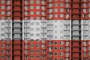 Áustria bandeira retratado dentro pintura cores em de vários andares residente construção debaixo construção. texturizado bandeira em tijolo parede fundo foto