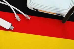 Alemanha bandeira retratado em mesa com Internet rj45 cabo, sem fio USB Wi-fi adaptador e roteador. Internet conexão conceito foto