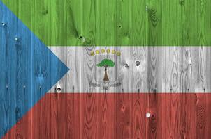 equatorial Guiné bandeira retratado dentro brilhante pintura cores em velho de madeira muro. texturizado bandeira em rude fundo foto