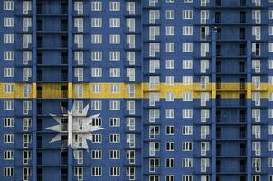 nauru bandeira retratado dentro pintura cores em de vários andares residente construção debaixo construção. texturizado bandeira em tijolo parede fundo foto