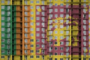 sri lanka bandeira retratado dentro pintura cores em de vários andares residente construção debaixo construção. texturizado bandeira em tijolo parede fundo foto