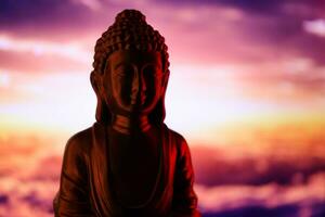 Buda purnima e vesak dia conceito, Buda estátua com baixo chave luz contra lindo e colorida fundo. meditação foto