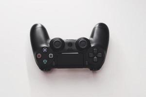 joystick do console de jogo em uma mesa branca foto