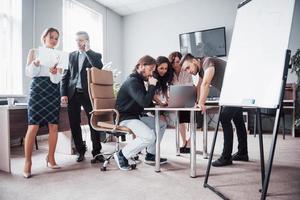 retrato de uma feliz equipe criativa de pessoas falando no escritório durante a reunião. foto