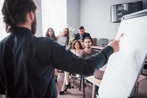 retrato de uma feliz equipe criativa de pessoas falando no escritório durante a reunião. foto