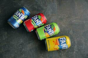 Kyiv, Ucrânia - 4 poderia, 2023 fanta suave beber marca lata latas com vários sabores foto