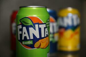 Kyiv, Ucrânia - 4 poderia, 2023 fanta suave beber marca lata latas com vários sabores foto