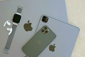 Kyiv, Ucrânia - 4 poderia, 2023 maçã marca dispositivos Iphone, ipad e airpods com maçã Assistir mentiras em macbook corpo foto