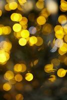 ouro luz bokeh para feriado luzes fundo ou Natal fundo foto