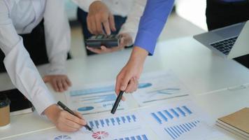 a nova geração de profissionais de negócios analisa seus planos de investimento com tabelas e gráficos. foto