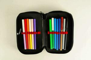 uma Preto caso com colorida canetas foto