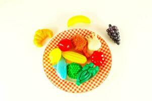 uma prato com colorida brinquedo fruta e legumes em isto foto
