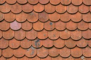 a cobertura do uma casa é fez do vermelho azulejos foto