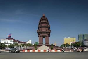 monumento histórico da independência no centro da cidade de phnom penh, cidade do camboja foto