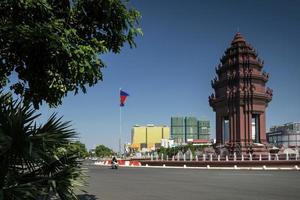 phnom penh, camboja, 2021 - marco do monumento da independência foto