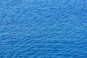 a oceano é azul e tem pequeno ondas foto