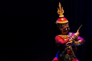 camboja, lakhon khol khmer, 2021 - artista de dança mascarada fantasiada foto