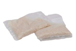 uma plástico bolsas do branco grandes grão arroz - isolado em branco fundo. pequeno transparente pacotes com seco arroz - isolamento foto