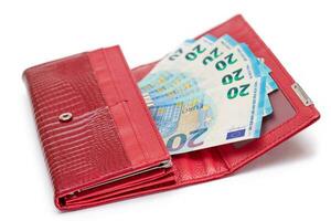 aberto vermelho mulheres Bolsa com 20 euro notas dentro - isolado em branco fundo. uma carteira cheio do dinheiro simbolizando fortuna, sucesso, compras e social status - isolamento foto