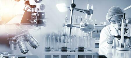 Duplo exposição microscópio e jovem mulher científico usando equipamento dentro a laboratório para pesquisa.biotecnologia,desenvolvimento,produto químico,vacina,foto conceito experimentação e pesquisar. foto