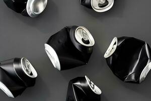 amassado alumínio refrigerante latas ainda vida. foto