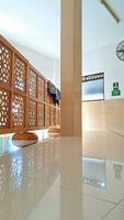 de madeira divisor cortinas dentro a mesquita foto