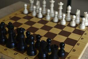 lindo xadrez peças em a borda. a tabuleiro de xadrez. xadrez competições. foto