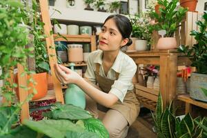 retrato do ásia mulher trabalhando dentro uma plantar fazer compras foto