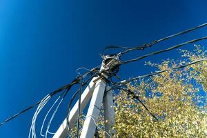 alta concreto pilar apoiando elétrico poder fornecem fios foto