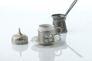 turco café dentro metal prata tradicional copo. foto