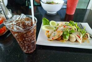 cenário do suave beber com gelo e almôndega salada foto