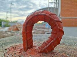 imagem do uma aço anel embutido com uma cimento Barra para segurando a fio corda foto