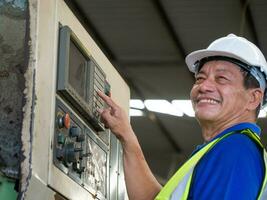 masculino homem idosos homem Senior branco capacete de segurança capacete segurança fábrica apontando dedo mão segurando ao controle ao controle painel interruptor feliz sorrir serviço trabalhos trabalho carreira ocupação engenheiro empregado desenvolvimento foto