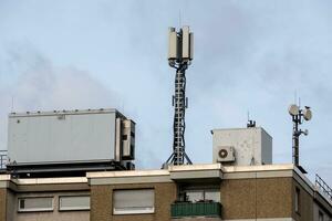 recipiente e antena em uma cobertura do uma construção foto