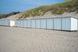 de praia cabanas dentro a areia foto